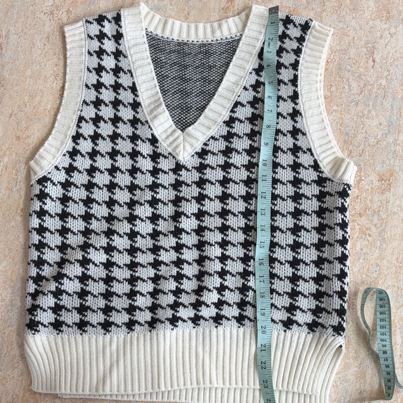Oversize Houndstooth Sweater Vest - Picture 3 of 4